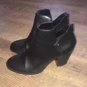 Simply Vera Wang Boots